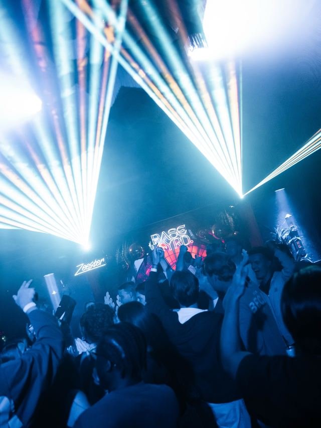 Lasers boven een volle dansvloer
