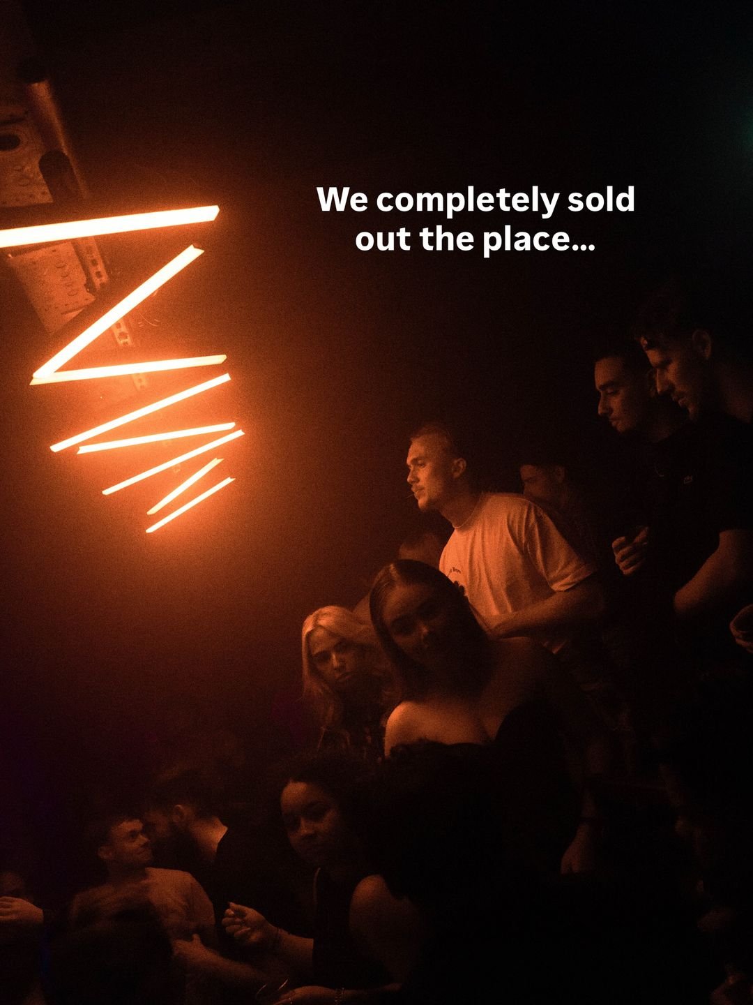 Uitverkochte vloer onder een rode neon zigzag bij Popup/Room55 in Dordrecht
