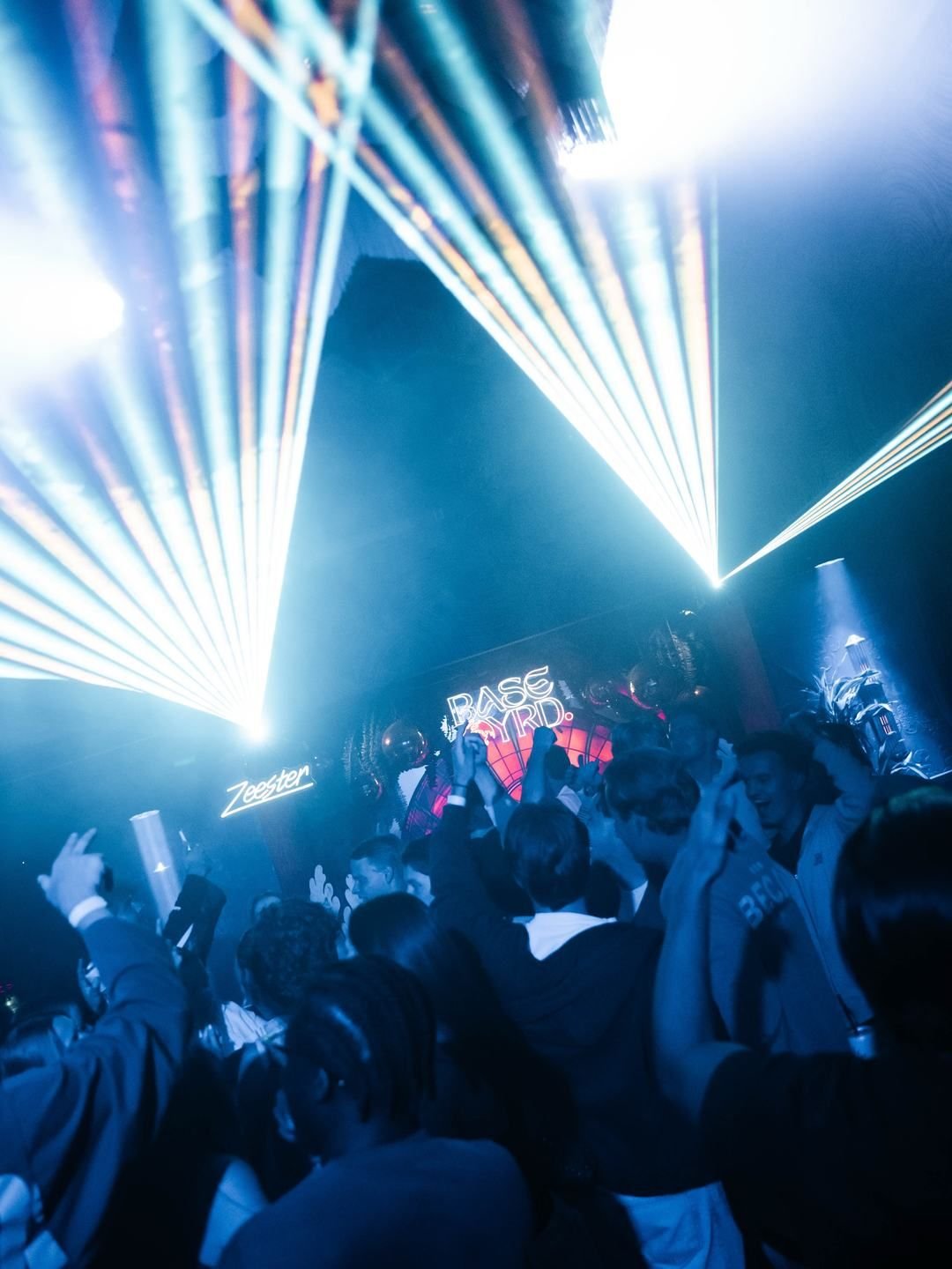 Lasers boven een volle dansvloer bij BaseYRD x Zeester in LouLou, Eindhoven